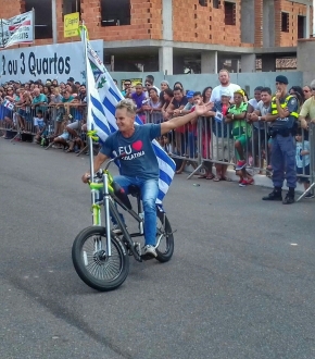 Prefeito de Colatina chama atenção em desfile cívico