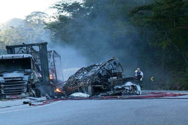 Carreta e micro-ônibus destruídos após o acidente em Mimoso do Sul
