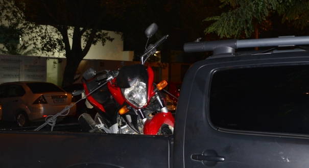 A moto que teria sido usada no crime foi apreendida pela polícia em Fundão e levada para a DHPP