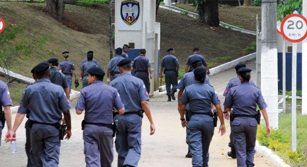 Policiais militares caminham em direção a Centro de Formação da corporação  