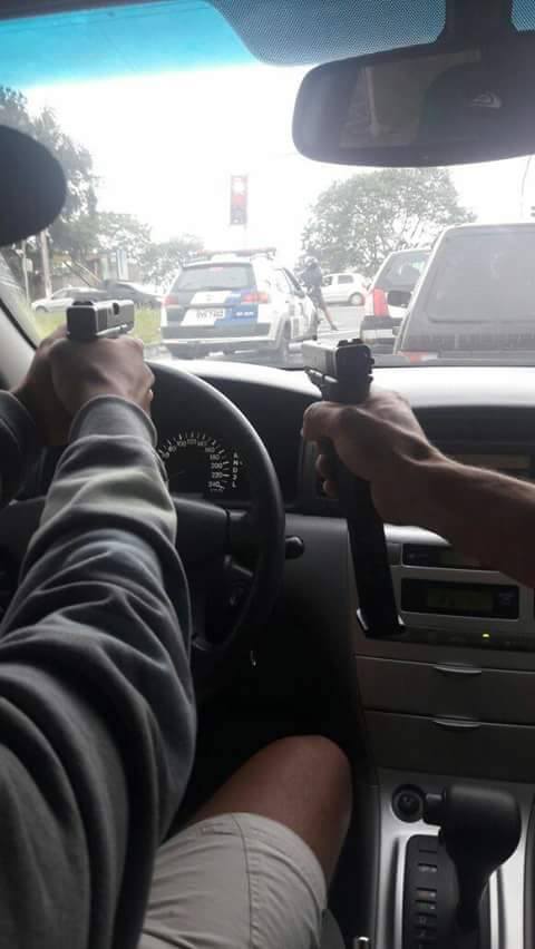 Ousados, bandidos tiram foto apontando armas para viatura
