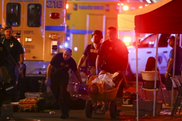 Vítimas foram socorridas após tiroteio ocorrido durante festival de música em Las Vegas