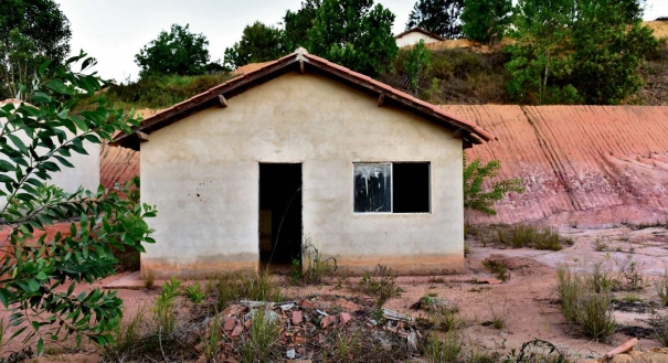 Casa do programa Minha Casa Minha Vida, no condomínio Solar de São Mateus, não são entregues à população e são consumidas pelo mato