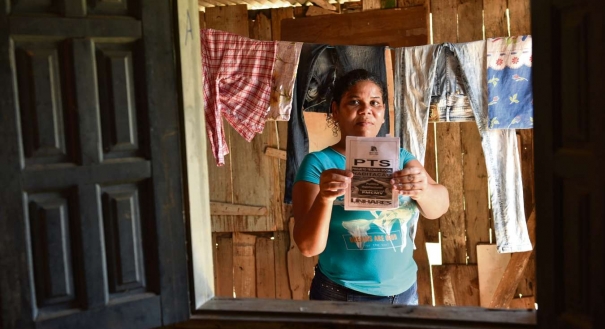 Luciana Pereira dos Santos, dona de casa, moradora do bairro Olaria, em Linhares, aguarda receber a sua casa do programa Minha Casa Minha Vida