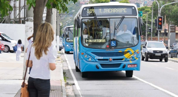 nibus do Sistema Transcol no incio deste ano a tarifa do transporte coletivo j passou por uma correo e ficou R 045 mais cara