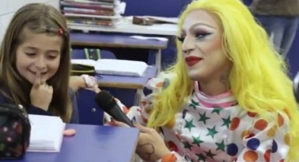 No vídeo do programa "Na hora do lanche" em comemoração ao Dia das Crianças, a drag queen Femmenino entrevista alunos do Colégio 