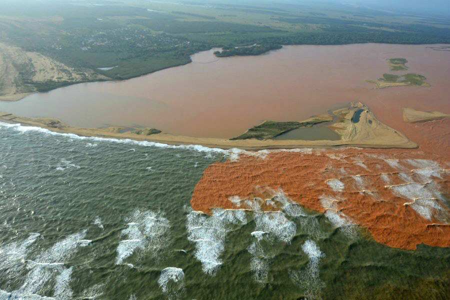 Lama do Rio Doce se encontra com o mar em Regência, Linhares 