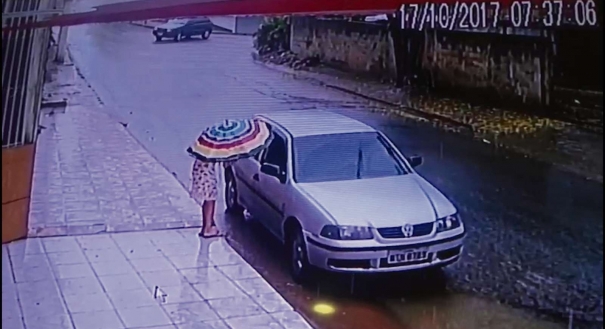 A menina é abordada na rua, às 7h37. Ela conversa um pouco do lado de fora e chega a se afastar, mas acaba entrando no veículo. Às 7h38, Thayná entra no carro e some