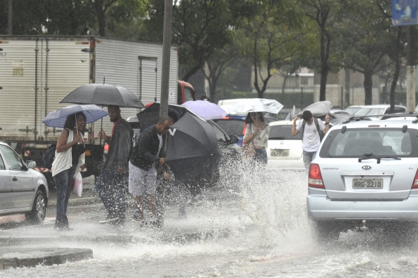 Não seja esse tipo de motorista: pedestres levam "banho" em Vitória