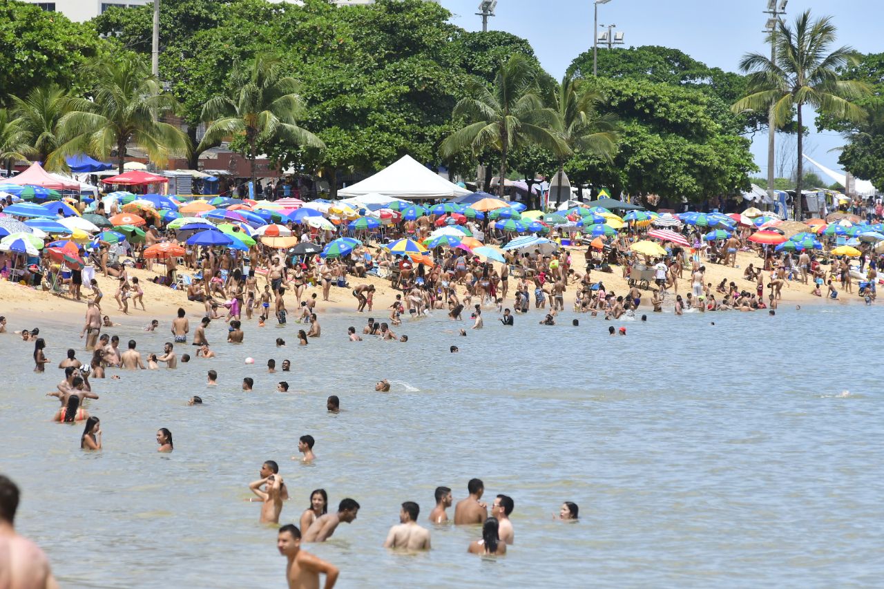 Banhistas aproveitam a Praia da Costa 