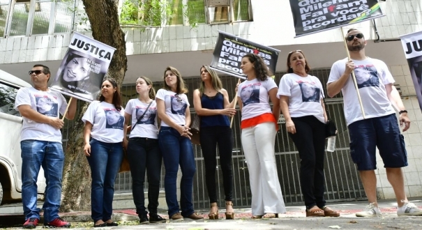 Familiares da médica Milena Gottardi em frente ao Fórum Criminal de Vitória 