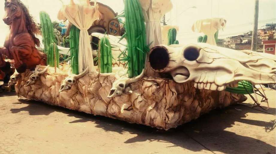 A briga hoje vai ser boa  Com a decisão judicial que obriga subida e rebaixamento em todos os grupos do Carnaval de Vitória, quem se preparou com antecedência leva vantagem na noite de hoje, quando desfila o Acesso. Na foto, a caprichada alegoria da Chega Mais, que homenageia Pernambuco