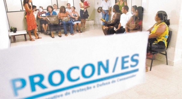 ES - Vitória - Consumidores aguardam atendimento no Procon/ES (Programa de Orientação e Proteção ao Consumidor)