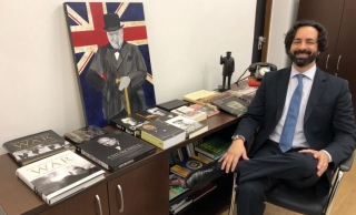 O conselheiro Rodrigo Chamoun exibe o seu acervo sobre Winston Churchill