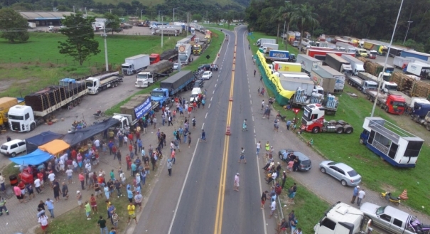 Greve dos caminhoneiros: paralisação na BR 262, em Viana