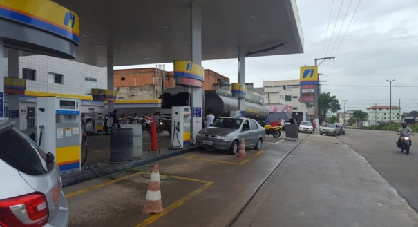 Carreta com gasolina chega a posto do Centro de Linhares. Fila de veículos já estava formada para conseguir abastecer