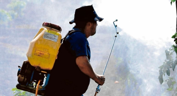 Aplicação de agrotóxico no campo