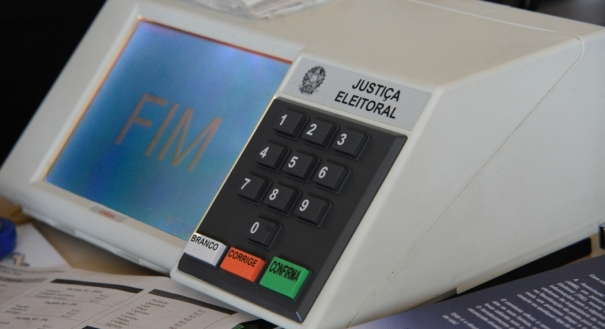 Um dos deveres fundamentais que cada cidadão brasileiro possui é de ir às urnas