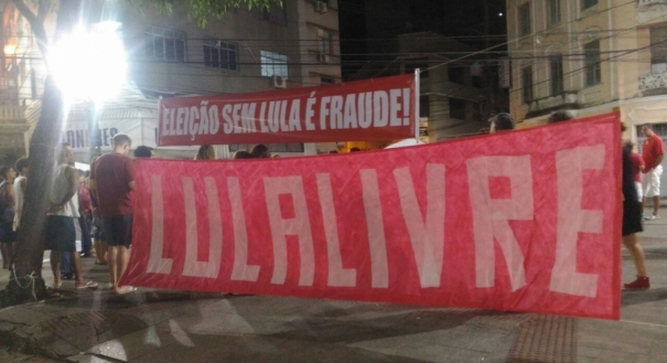 Manifestantes protestam a favor da liberdade do ex-presidente Lula no Centro de Vitória