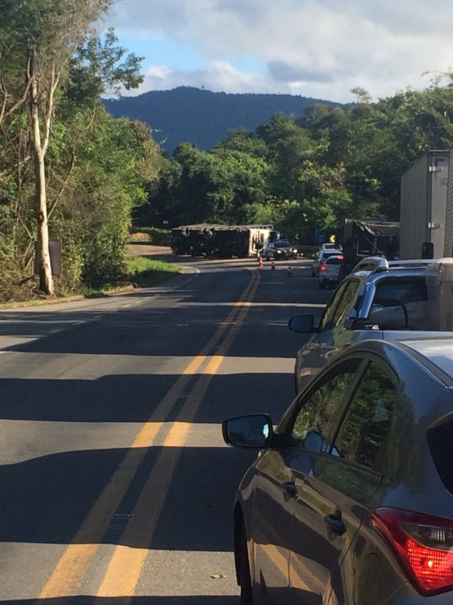 A Gazeta Duas Pessoas Ficam Feridas Ap S Carreta Tombar Em Domingos