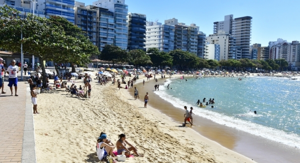Praia das Castanheiras, em Guarapari, em um sábado de inverno