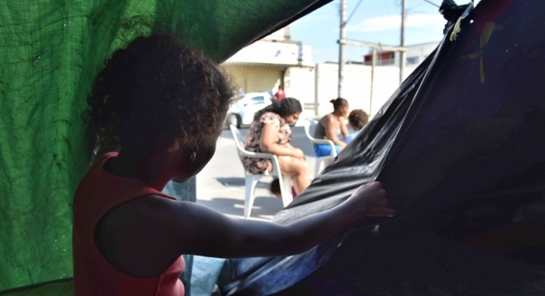Famílias sem moradia e com crianças pequenas ocupam avenida na Serra