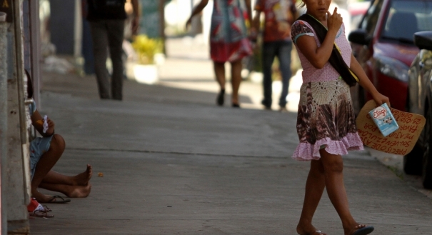 Refugiados da Venezuela exibem cartaz em busca de trabalho e ajuda