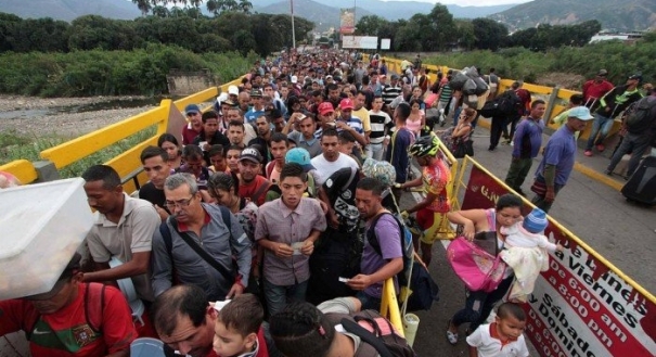 Crise na Venezuela: imigrantes tentam entrar no Brasil
