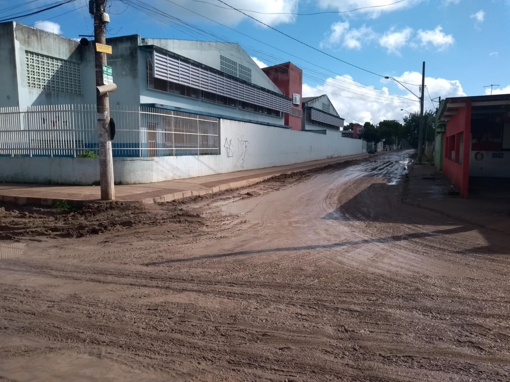 escola em vila velha esta rodeada de lama e poeira a gazeta