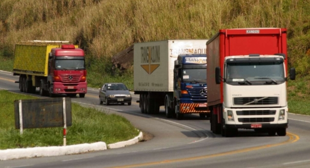 Caminhões transportando cargas em rodovia no ES