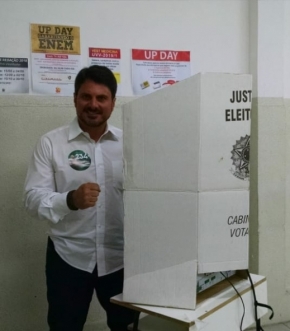 O candidato ao senado Marcos do Val (PPS) votou no Colégio Up, na Praia do Canto, por volta das 9h15 deste domingo (7). Ele estava acompanhado de sua equipe e apoiadores, e destacou a dificuldade durante a campanha por conta da falta de recursos financeiros.     