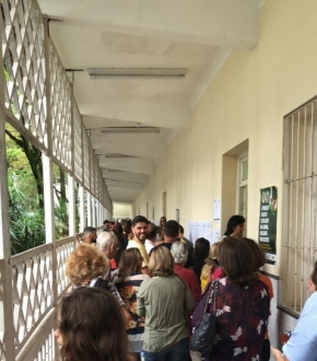 Muitas filas para votar na EEEFM Irmã Maria Horta
