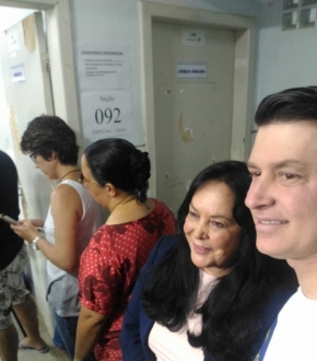 Rose de Freitas vota na Escola Municipal Álvaro de Castro Áureo Monjardim, em Fradinhos, Vitória