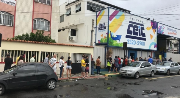 Eleitores fazem fila para votar em Itapoã, Vila Velha