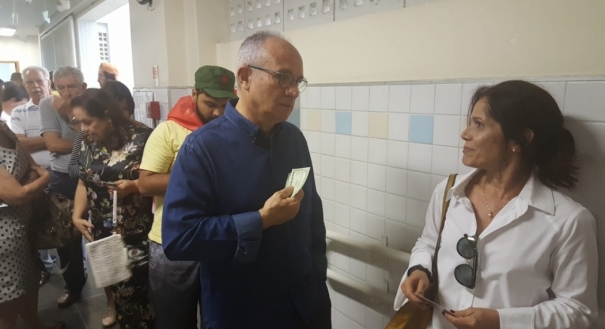 Paulo Hartung se prepara para votar na escola EMEF Álvaro de Castro Mattos, em Jardim da Penha
