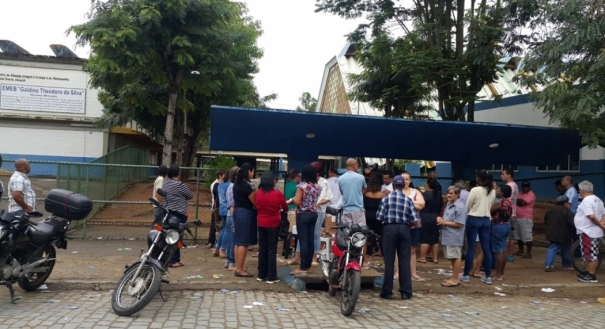 No maior colégio eleitoral de Cachoeiro de Itapemirim, a Escola Galdino Theodoro da Silva, bairro Jardim Itapemirim, o eleitor acordou cedo para votar