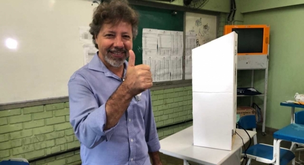 O candidato ao Governo Aridelmo Teixeira (PTB) votou às 9h da manhã deste domingo, na EEEM Desembargador Carlos Xavier Paes Barreto, na avenida Leitão da Silva, no bairro Santa Lúcia, em Vitória. 