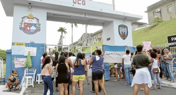 Greve da PM: manifestantes protestam em frente ao quartel da Polícia Militar