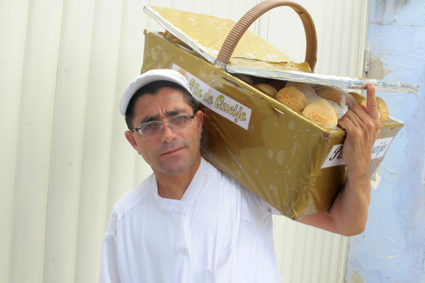 Davi de Jesus Pereira tem 50 anos e há quase 20 vende pão de queijo pela Grande Vitória. Crédito: Bárbara Oliveira