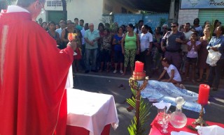 Padre Kelder Brandão já celebrou missa de Ramos em frente a corpo de pessoa assassinada na rua. Crédito: Internauta