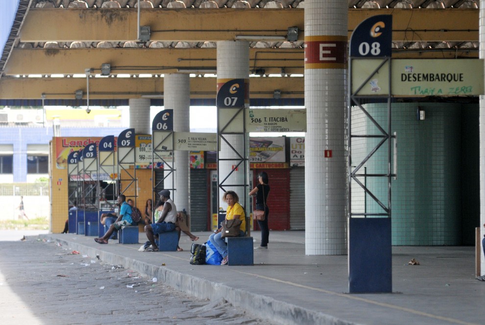 Momento em que jovem espancado recebe alta e deixa hospital