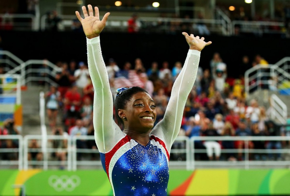 Biles se junta a outras 140 mulheres, incluindo outras ginastas olímpicas como Aly Raisman, McKayla Maroney e Gabby Douglas, que também foram vítimas de Sanders. Crédito: Reprodução | Twitter