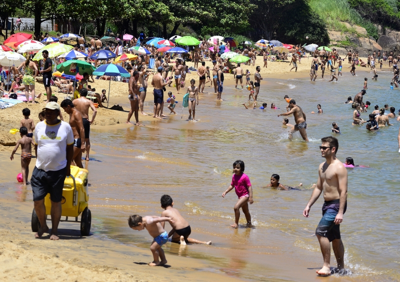 Banhistas aproveitaram o calor para curtir a praia da Ilha do Boi, em Vitória. Crédito: Bernardo Coutinho