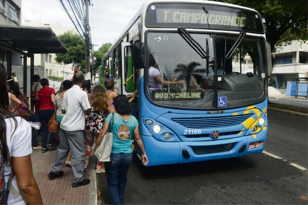 Ônibus circularam cheios nesta segunda. Hoje os coletivos não vão sair das garagens. Crédito: Ricardo Medeiros