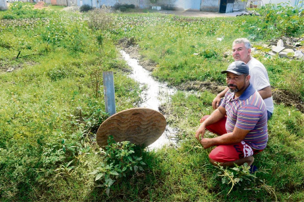 Mau cheiro. Em Jardim Botânico, Cariacica, Claudomiro e Gelsiane reclamam do mau cheiro do esgoto que cai no Rio Marinho. “A estação de tratamento está abandonada.”