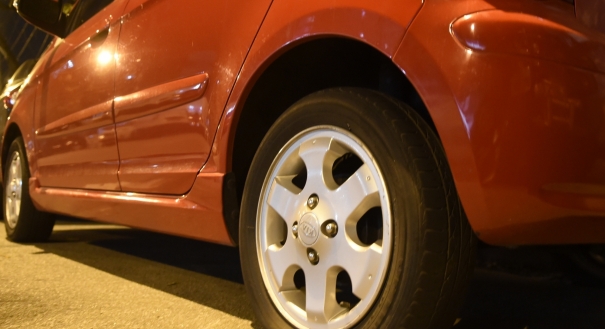 Carro que estava estacionado foi atingido por um dos disparos