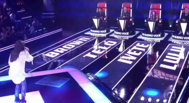 Mariana Coelho no The Voice Brasil com as quatro cadeiras viradas