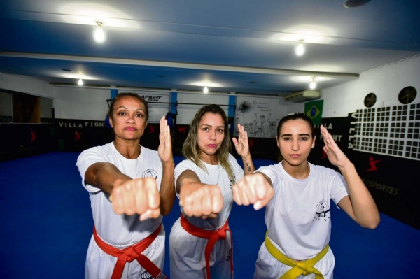 Suzana, Tatiane e Mila treinam a luta