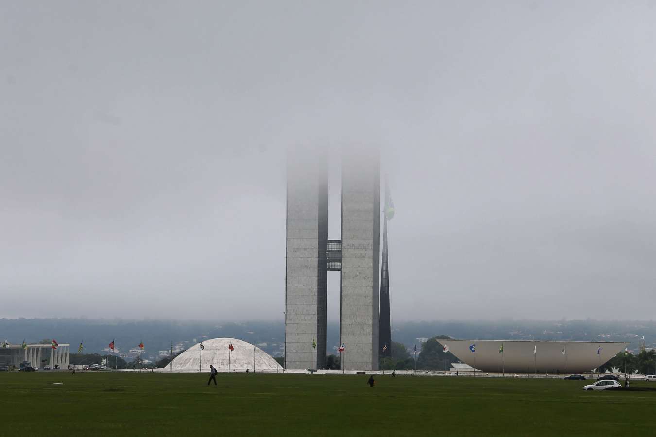 Vista geral do Congresso Nacional, encoberto por nuvens baixas, reduzindo sua visibilidade, na Esplanada dos Ministérios. Crédito: Dida Sampaio/Estadão Conteúdo/AE