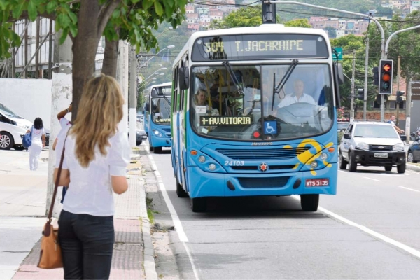 Aps o fim da greve a populao continuou reclamando da demora dos nibus do Transcol